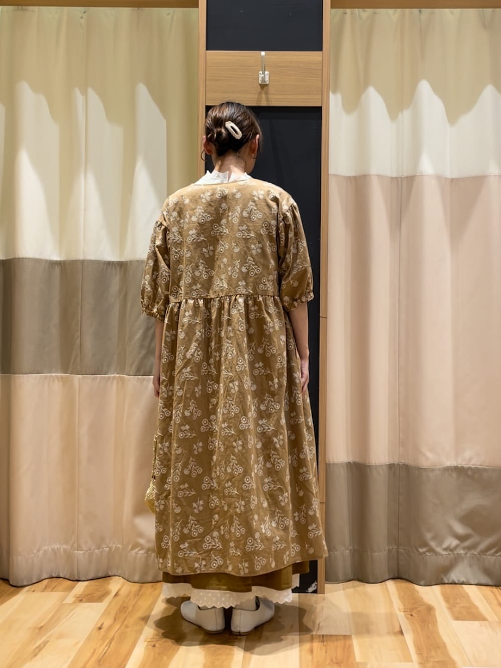 ホワイト系のTシャツ/カットソー、ベージュ系のワンピース、イエロー系のワンピースを着用したレディースの春コーディネートの5枚目の写真