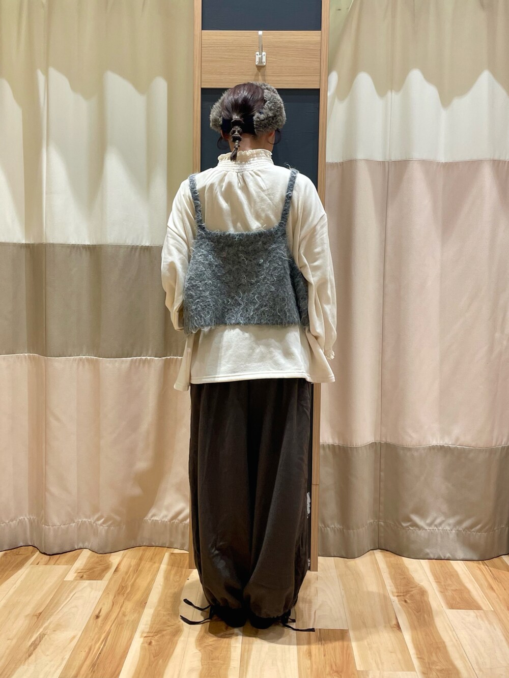 ブラウン系のその他パンツ、グレー系のベスト、ホワイト系のTシャツ/カットソーを着用したレディースの冬コーディネートの2枚目の写真