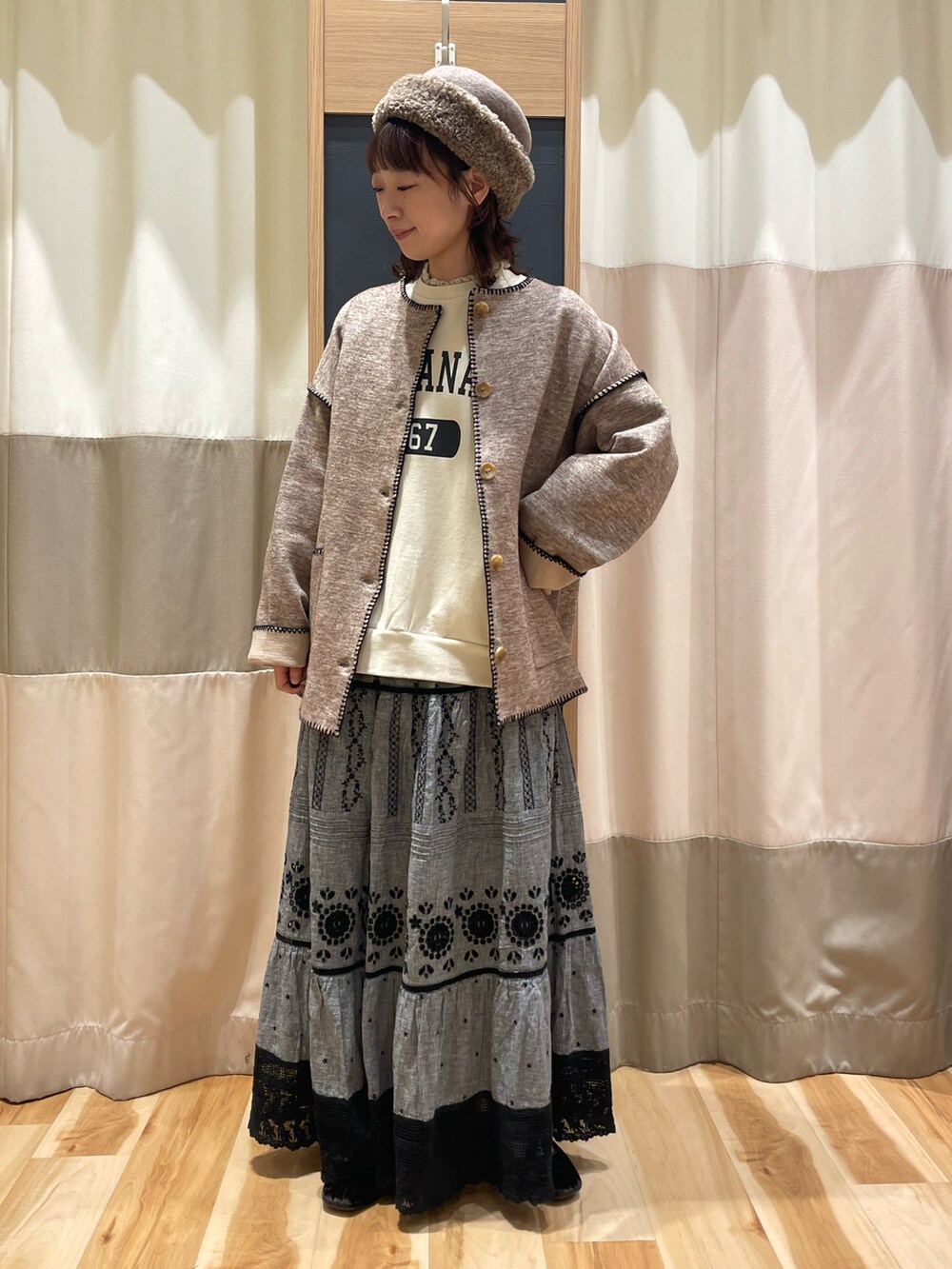 ホワイト系のニット/セーター、ベージュ系のノーカラージャケット、ベージュ系のTシャツ/カットソーを着用したレディースの秋コーディネートの2枚目の写真