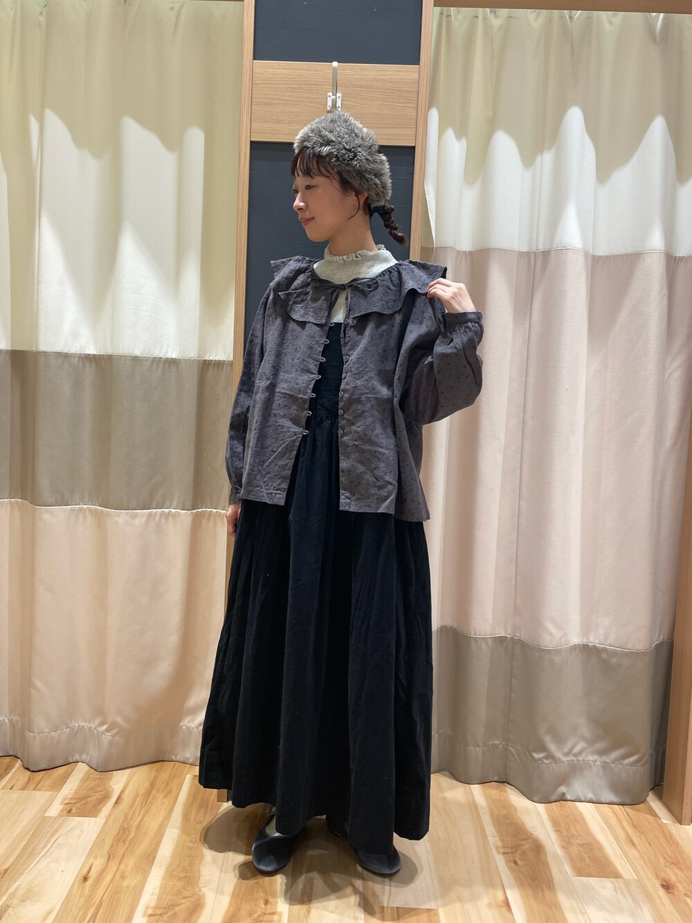 グレー系のシャツ/ブラウス、グレー系のニット/セーター、ブラック系のワンピースを着用したレディースの秋コーディネートの2枚目の写真