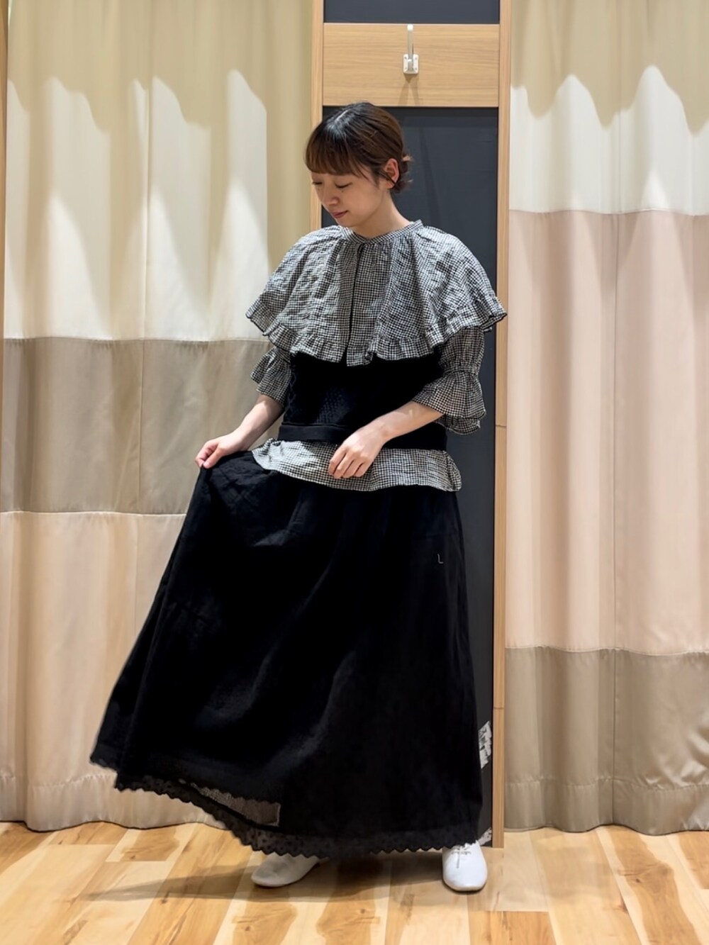 ベージュ系のハンドバッグ、ブラック系のシャツ/ブラウス、ブラック系のキャミソールを着用したレディースの春コーディネートの3枚目の写真