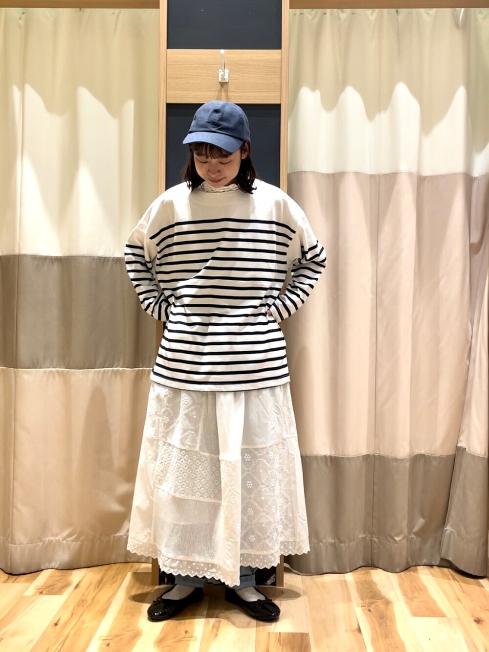 ブラック系のパンプス、ブラック系のハンドバッグ、ブラック系のTシャツ/カットソーを着用したレディースの春コーディネートの2枚目の写真