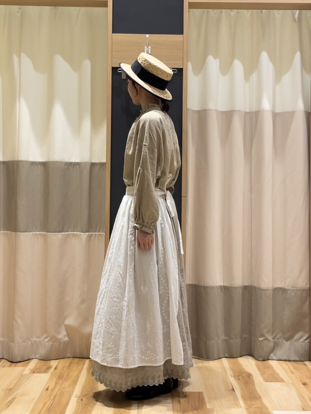 ブラック系のその他シューズ、ベージュ系のシャツ/ブラウス、ブラック系のハットを着用したレディースの春コーディネートの4枚目の写真