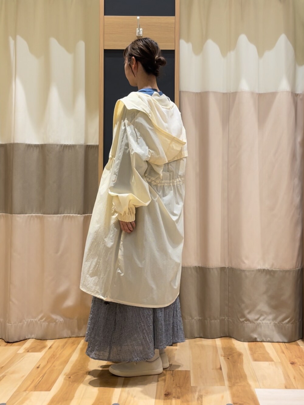 ブルー系のTシャツ/カットソー、ブルー系のワンピース、ホワイト系のスニーカーを着用したレディースの春コーディネートの3枚目の写真