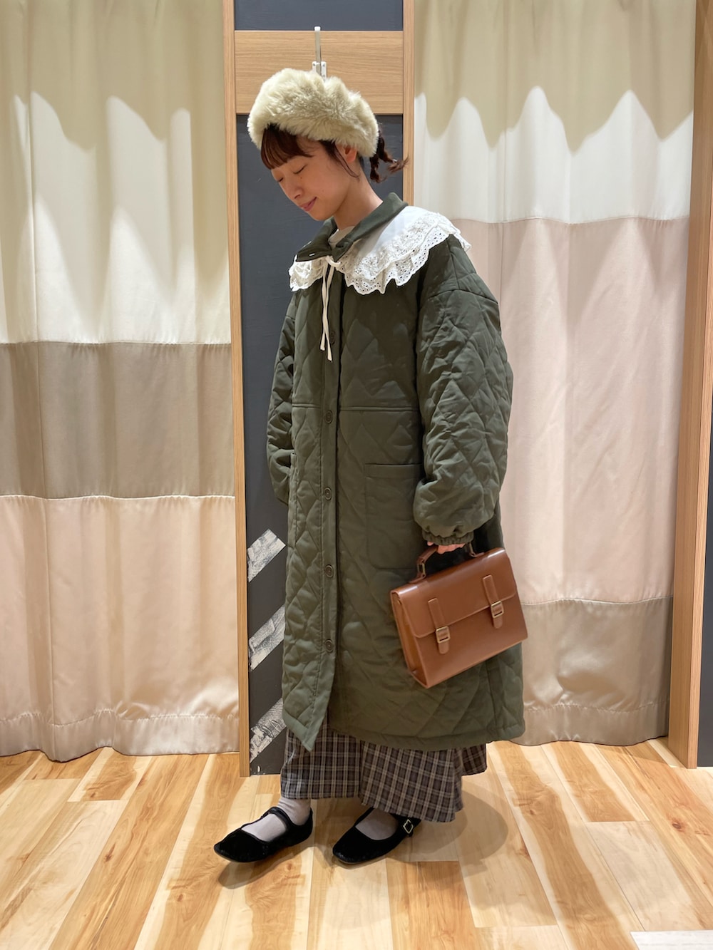 ホワイト系のシャツ/ブラウス、グリーン系のその他アウター、グレー系のスカートを着用したレディースの秋コーディネートの3枚目の写真