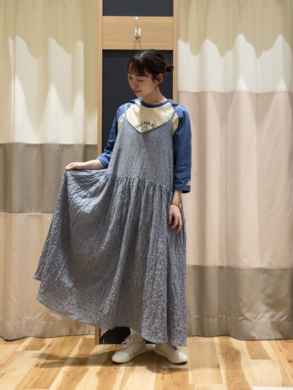 ブルー系のTシャツ/カットソー、ブルー系のワンピース、ホワイト系のスニーカーを着用したレディースの春コーディネートの2枚目の写真