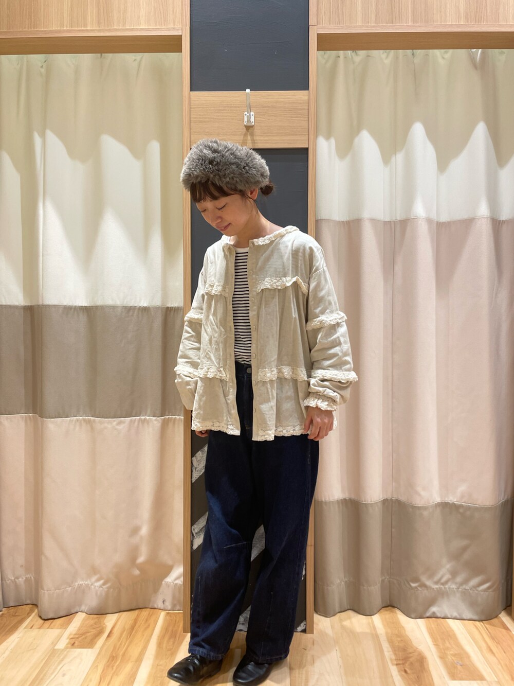 ブルー系のその他パンツ、ブラック系のTシャツ/カットソー、ホワイト系のシャツ/ブラウスを着用したレディースの秋コーディネートの2枚目の写真