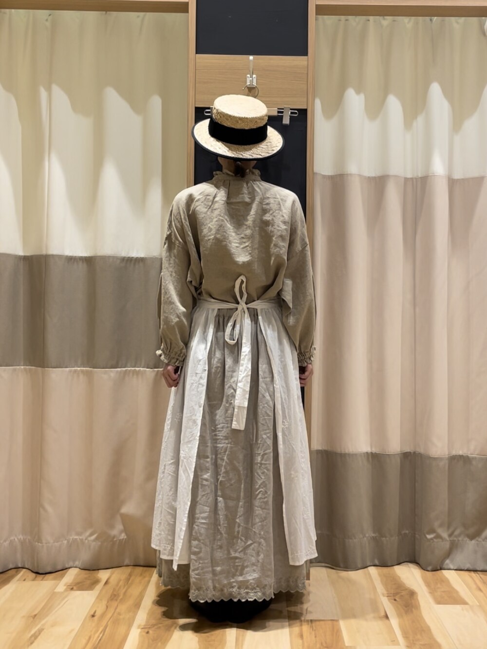 ブラック系のその他シューズ、ベージュ系のシャツ/ブラウス、ブラック系のハットを着用したレディースの春コーディネートの5枚目の写真