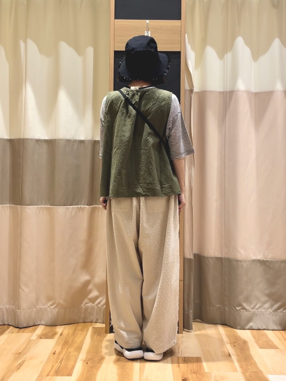 ホワイト系のその他パンツ、グリーン系のベスト、ホワイト系のTシャツ/カットソーを着用したレディースの夏コーディネートの3枚目の写真