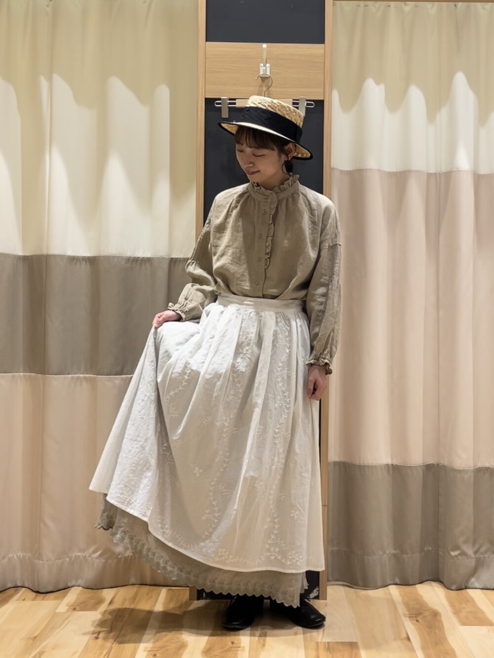 ブラック系のその他シューズ、ベージュ系のシャツ/ブラウス、ブラック系のハットを着用したレディースの春コーディネートの2枚目の写真