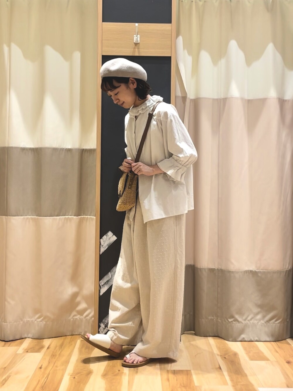 ホワイト系のその他パンツ、ベージュ系のハンドバッグ、ホワイト系のシャツ/ブラウスを着用したレディースの夏コーディネートの2枚目の写真