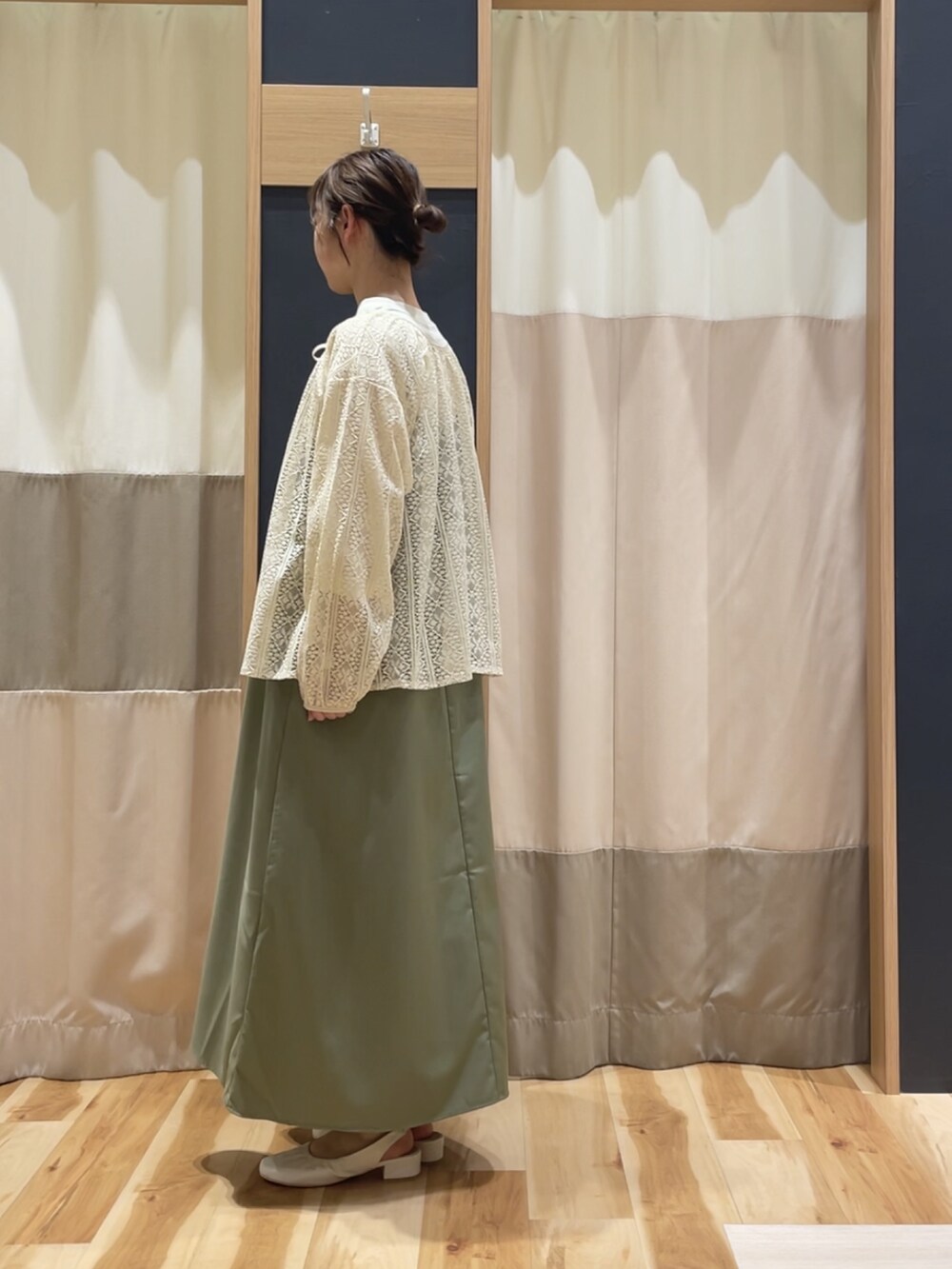 グリーン系のワンピース、ホワイト系のシャツ/ブラウス、ホワイト系のTシャツ/カットソーを着用したレディースの春コーディネートの4枚目の写真