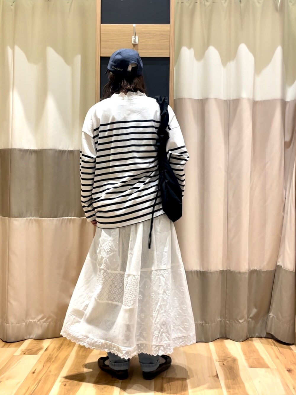 ブラック系のパンプス、ブラック系のハンドバッグ、ブラック系のTシャツ/カットソーを着用したレディースの春コーディネートの5枚目の写真