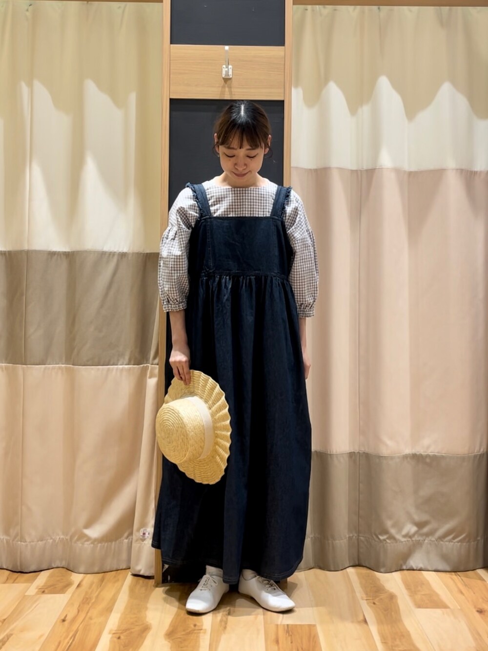 グレー系のシャツ/ブラウス、ブルー系のワンピース、ホワイト系のハットを着用したレディースの春コーディネートの2枚目の写真