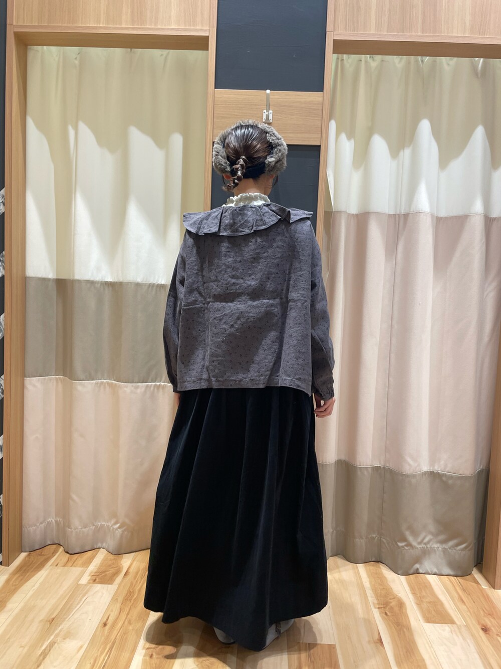 グレー系のシャツ/ブラウス、グレー系のニット/セーター、ブラック系のワンピースを着用したレディースの秋コーディネートの4枚目の写真