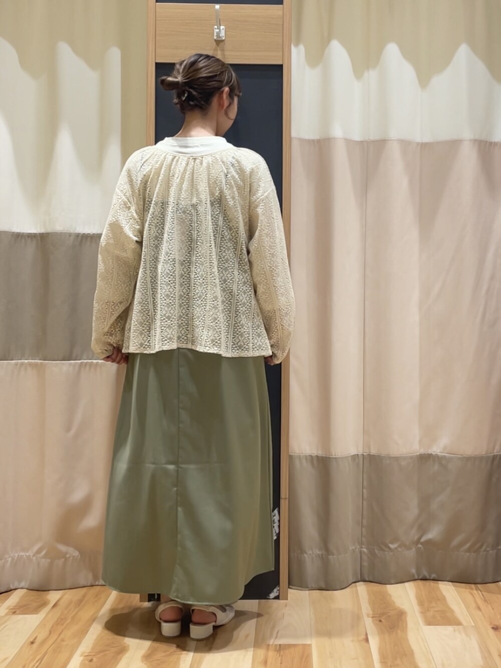 グリーン系のワンピース、ホワイト系のシャツ/ブラウス、ホワイト系のTシャツ/カットソーを着用したレディースの春コーディネートの5枚目の写真