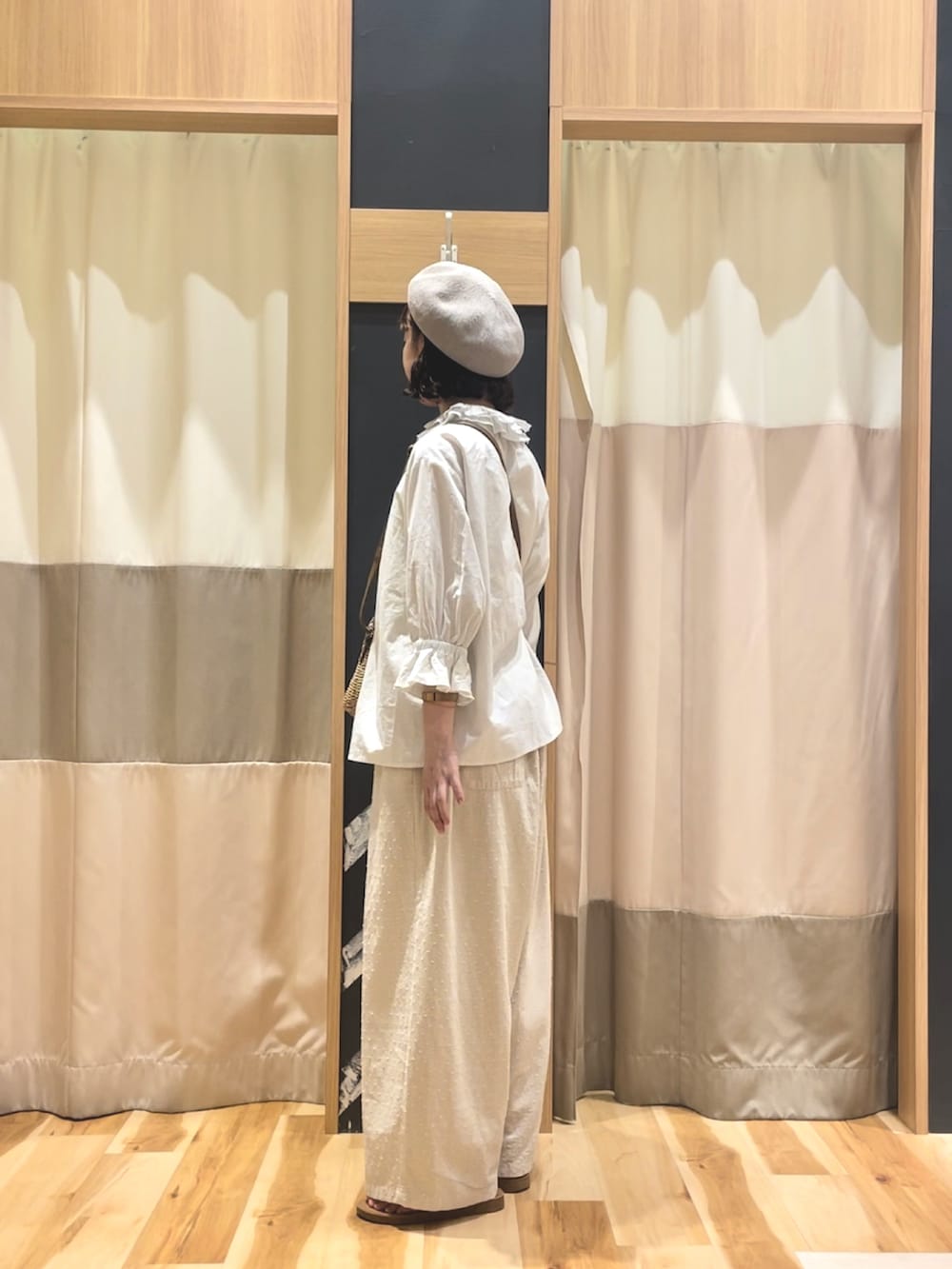 ホワイト系のその他パンツ、ベージュ系のハンドバッグ、ホワイト系のシャツ/ブラウスを着用したレディースの夏コーディネートの3枚目の写真