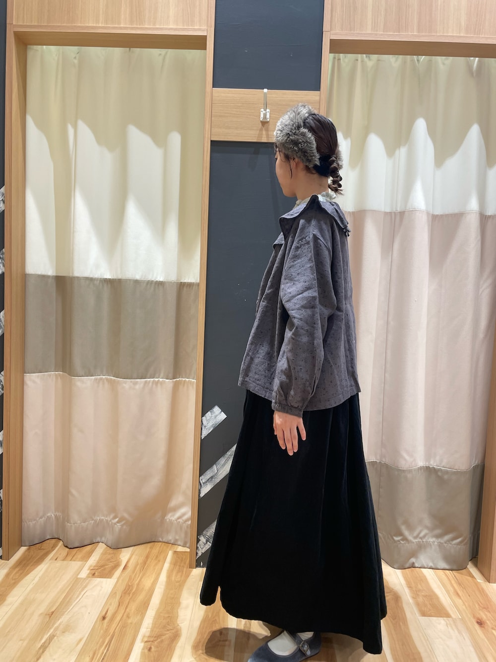 グレー系のシャツ/ブラウス、グレー系のニット/セーター、ブラック系のワンピースを着用したレディースの秋コーディネートの3枚目の写真