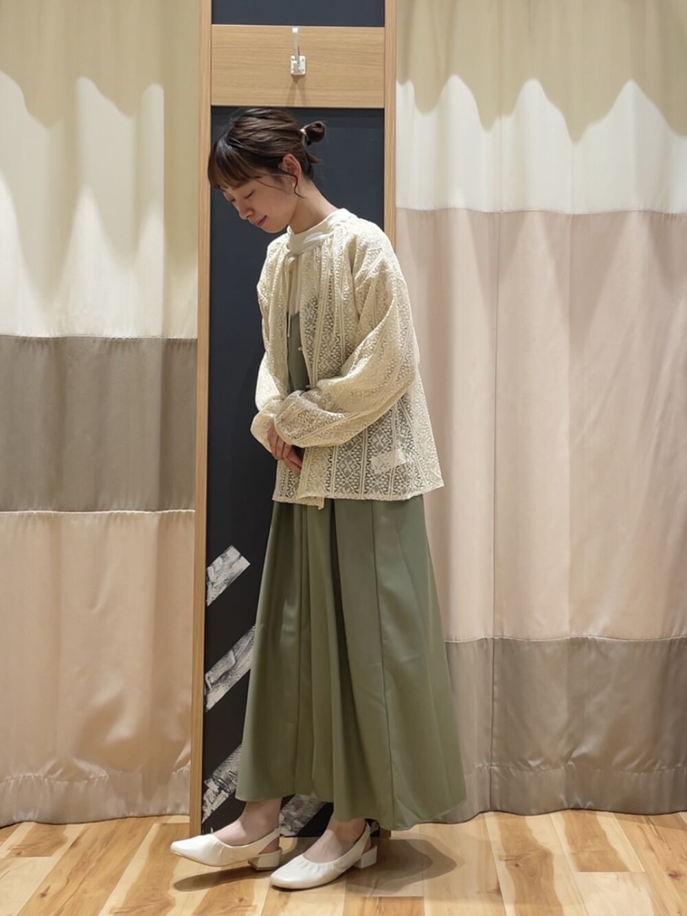 グリーン系のワンピース、ホワイト系のシャツ/ブラウス、ホワイト系のTシャツ/カットソーを着用したレディースの春コーディネートの2枚目の写真