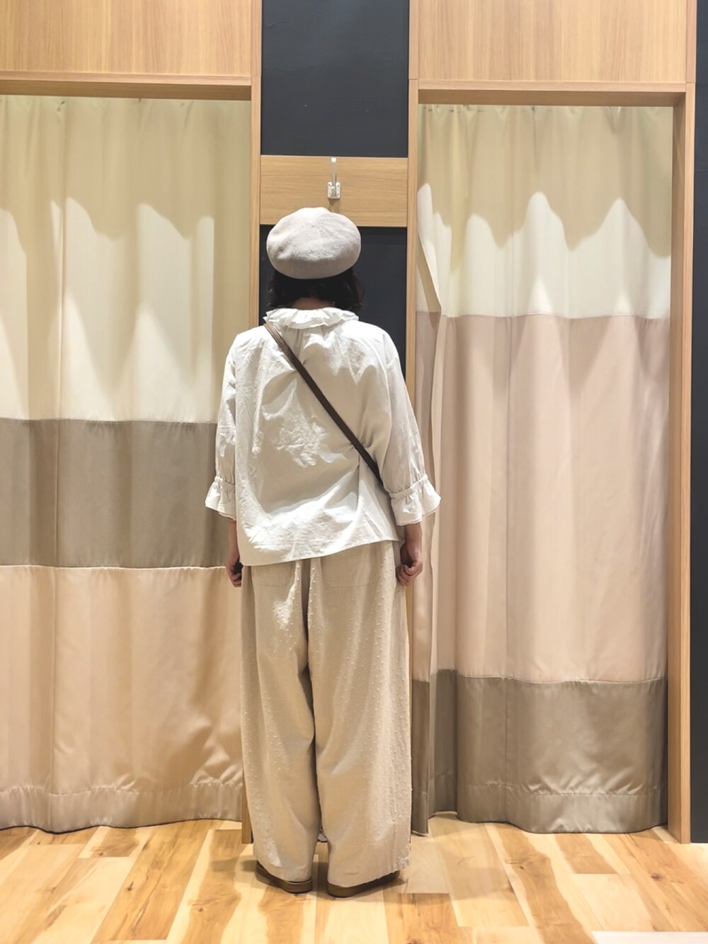 ホワイト系のその他パンツ、ベージュ系のハンドバッグ、ホワイト系のシャツ/ブラウスを着用したレディースの夏コーディネートの4枚目の写真