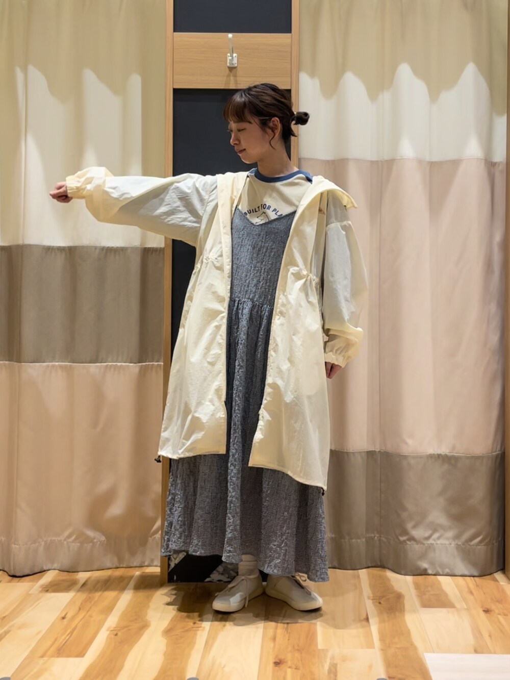 ブルー系のTシャツ/カットソー、ブルー系のワンピース、ホワイト系のスニーカーを着用したレディースの春コーディネートの2枚目の写真