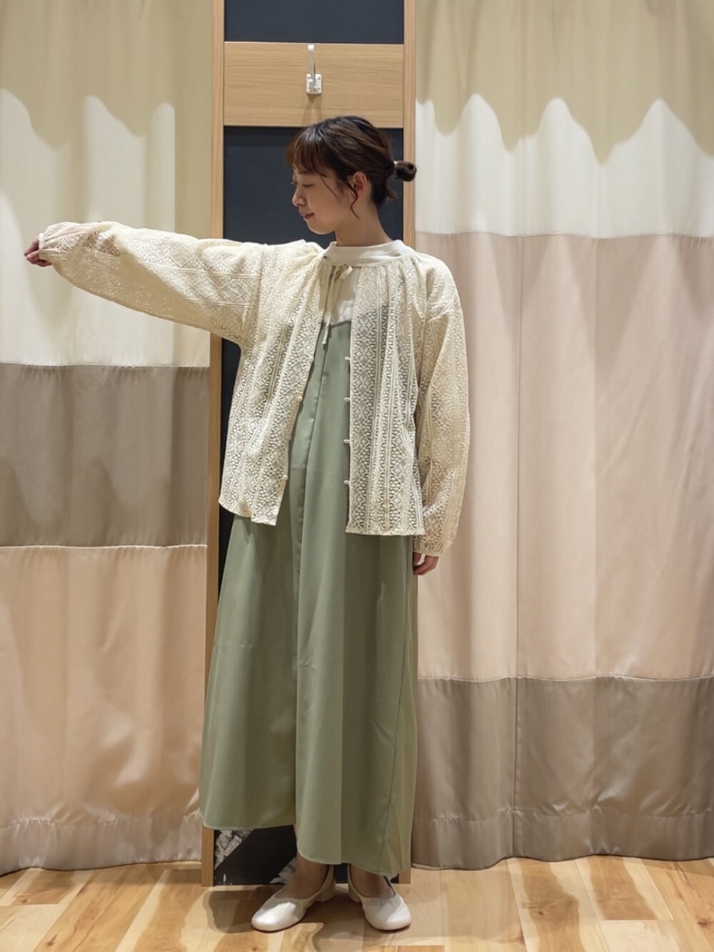 グリーン系のワンピース、ホワイト系のシャツ/ブラウス、ホワイト系のTシャツ/カットソーを着用したレディースの春コーディネートの3枚目の写真