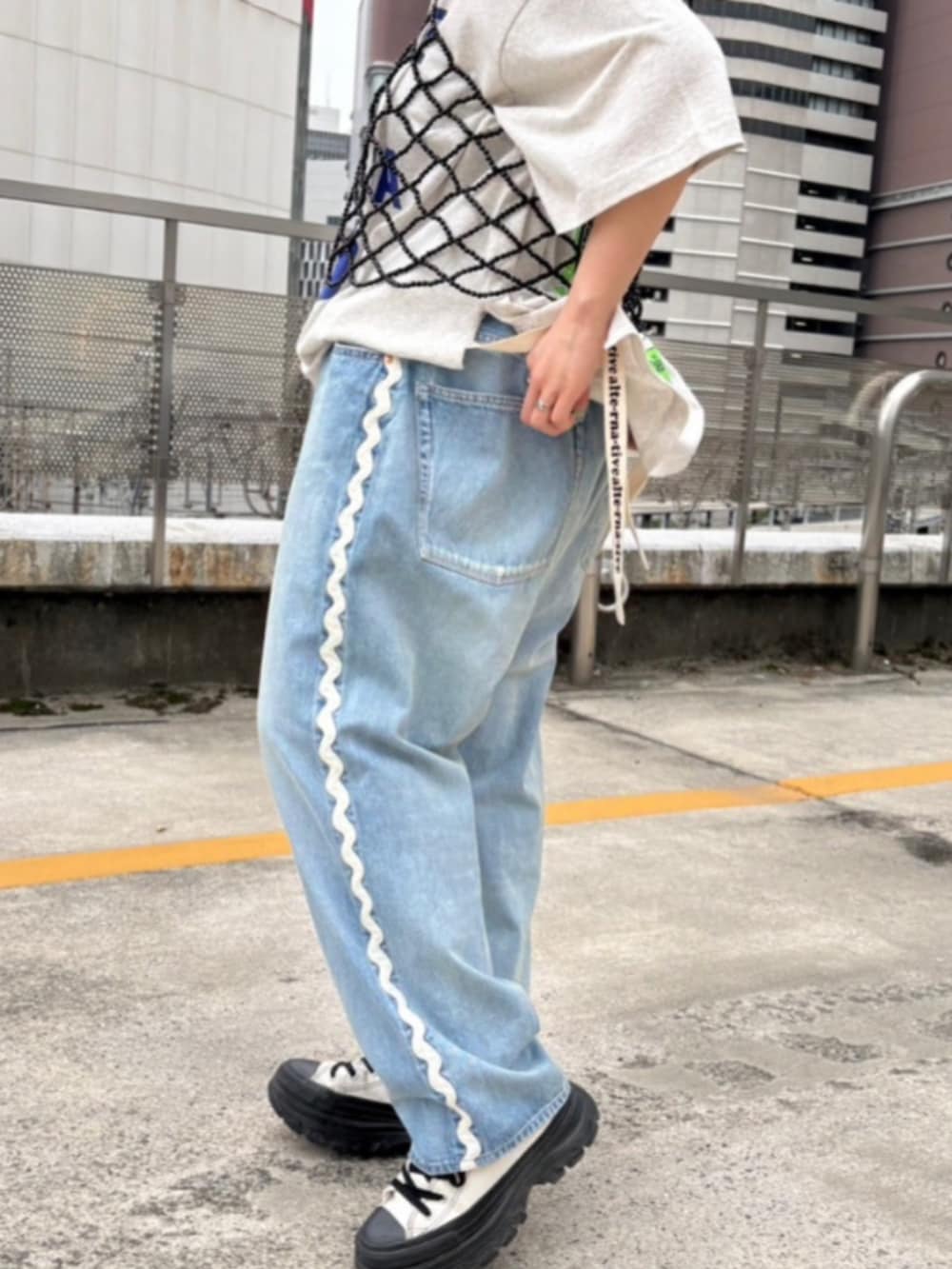 「RNAのR4301 BIG5ポケット（デニムパンツ、ブルー系）」を使った、RNA MEDIA ZOZOTOWN STAFFさん（レディース・161cm）の夏コーディネートの2枚目の写真
