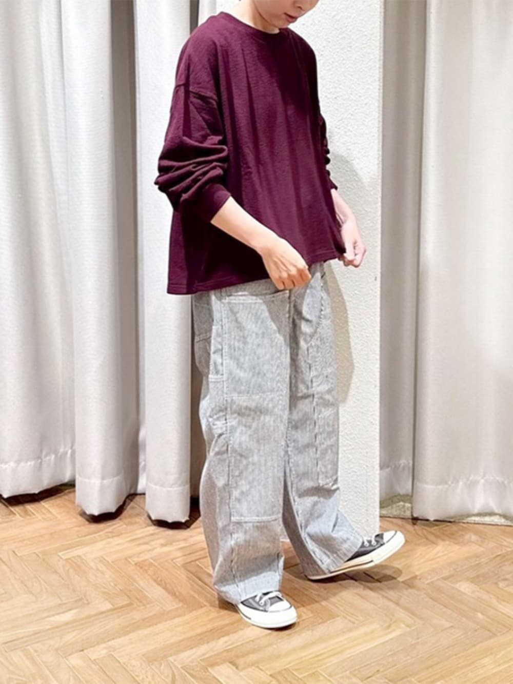 ホワイト系のデニムパンツ、レッド系のTシャツ/カットソーを着用したレディースの秋コーディネートの2枚目の写真