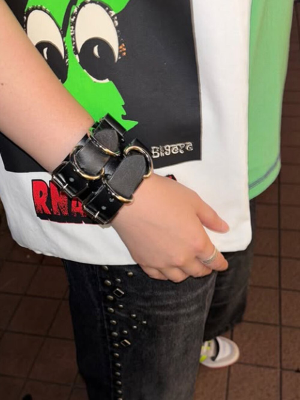 その他のトートバッグ、ブラック系のデニムパンツ、グリーン系のTシャツ/カットソーを着用したレディースの秋コーディネートの2枚目の写真