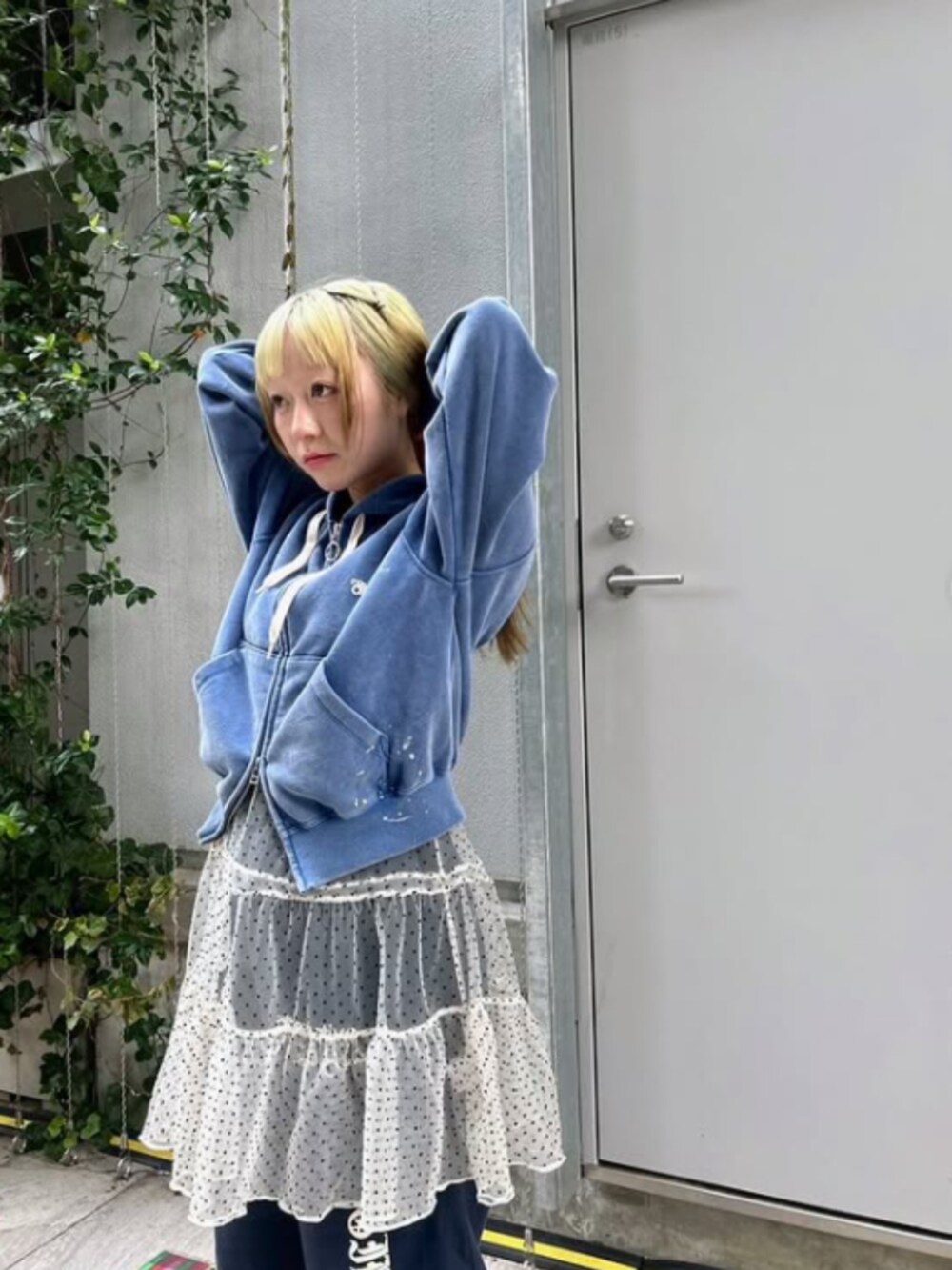 ブルー系のパーカー、その他のワンピース、ブルー系のスウェットパンツを着用したレディースの秋コーディネートの2枚目の写真