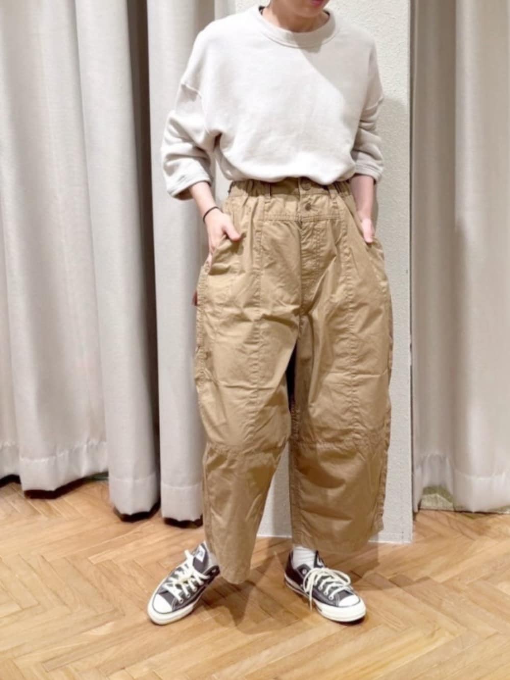 ベージュ系のその他パンツ、ベージュ系のTシャツ/カットソーを着用したレディースの春コーディネートの2枚目の写真