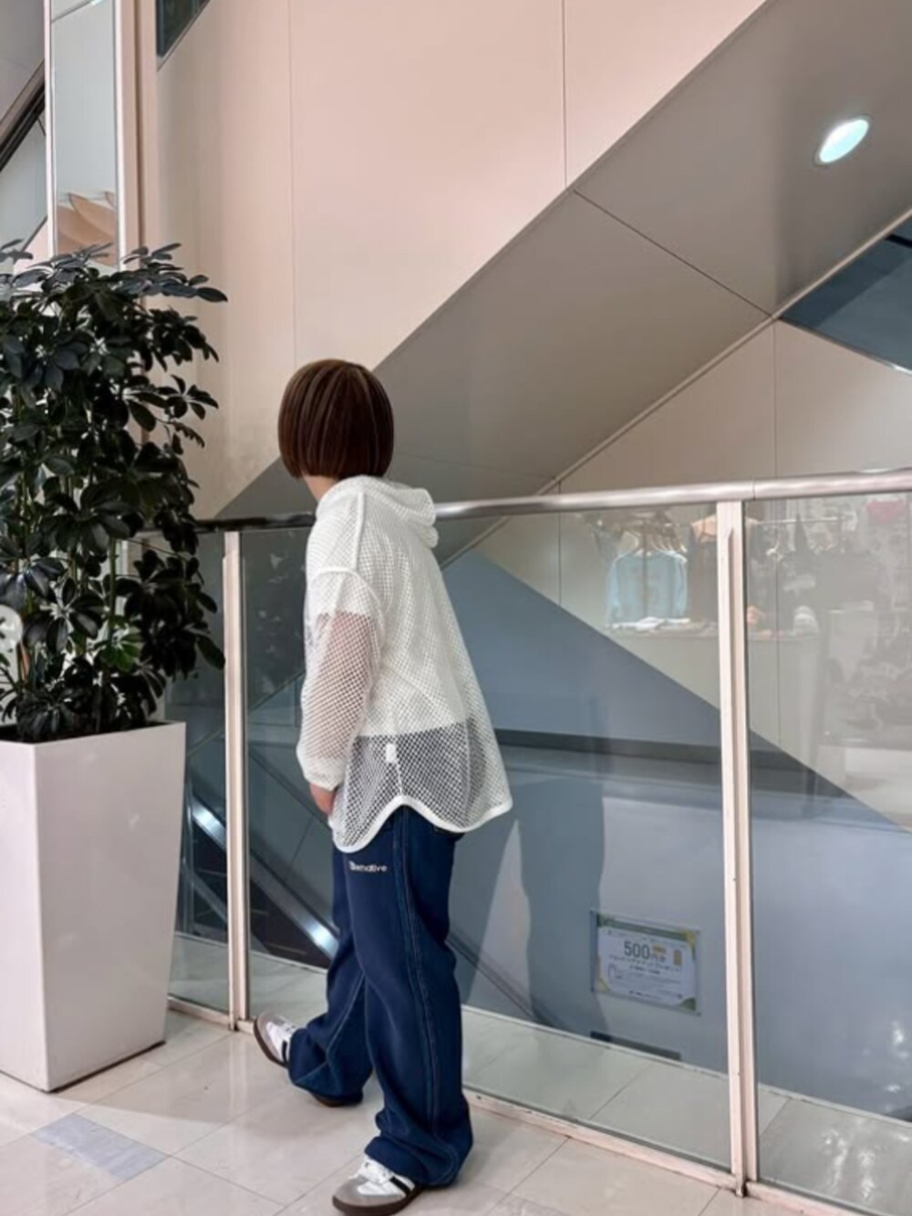 「RNA MEDIA、RNA、スタッフコーデ、25SS春の新作、カジュアル、リラックススタイル、デニム、パンツコーデ、古着MIX、ストリート、メンズライク、スポーツミックス、25SS夏の新作、夏コーデ、休日スタイル」｜「RNAのM2456 メッシュルーズフーディー（スウェット、ホワイト系）」を使った、RNA MEDIA ZOZOTOWN STAFFさん（レディース・153cm）の春コーディネートの2枚目の写真