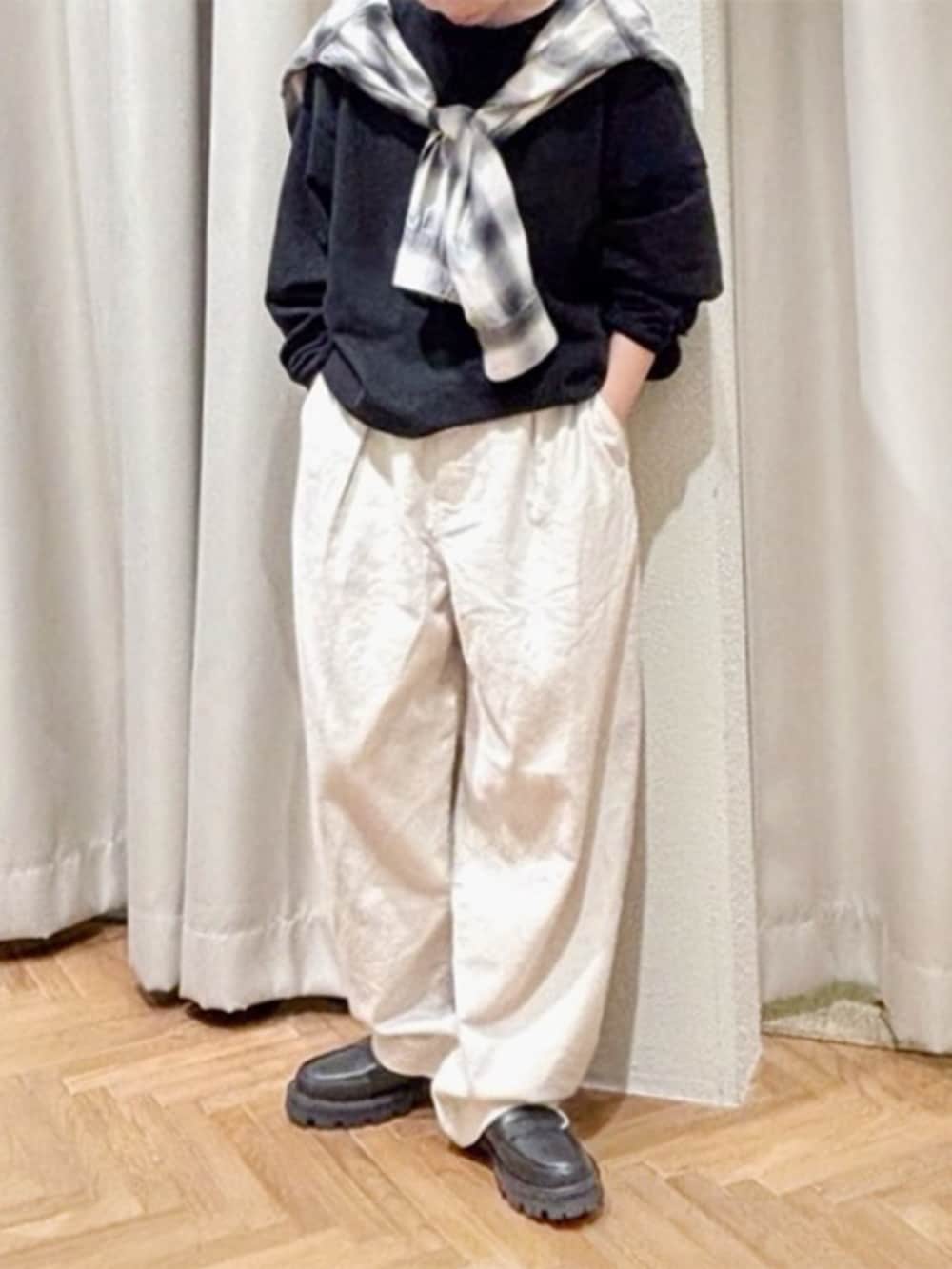 ブラック系のTシャツ/カットソー、ホワイト系のその他パンツ、ホワイト系のシャツ/ブラウスを着用したレディースの秋コーディネートの2枚目の写真