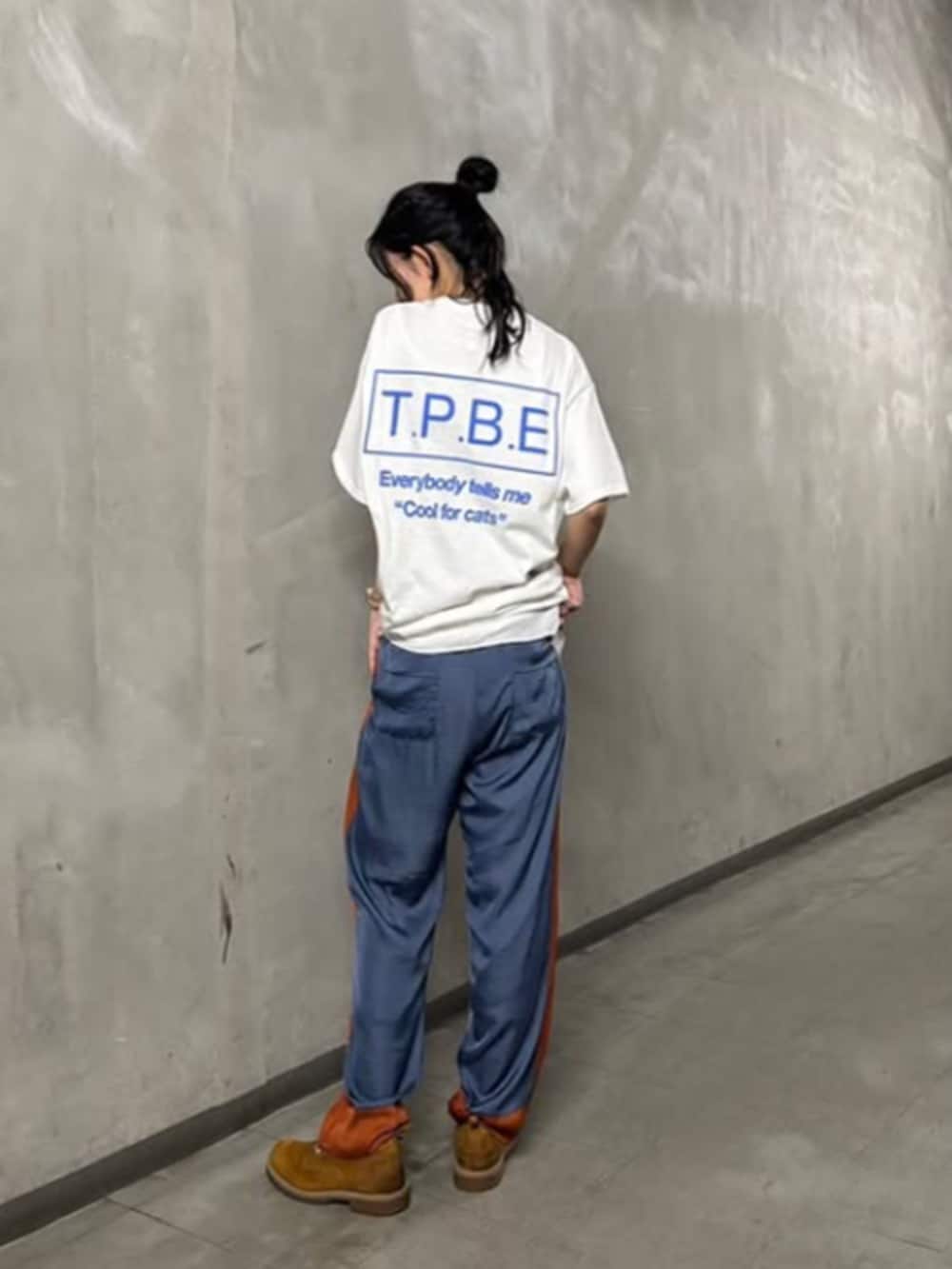 「RNA MEDIA、パンツスタイル、RNA、スタッフコーデ、夏コーデ、25AW秋の新作、スポーツミックス、メンズライク、ストリート、古着MIX、Tシャツ、夏服、夏ファッション、白Tシャツ」｜「RNAのR4368 スーベニアパンツ（その他パンツ、ブルー系）」を使った、RNA MEDIA ZOZOTOWN STAFFさん（レディース・161cm）の夏コーディネートの2枚目の写真