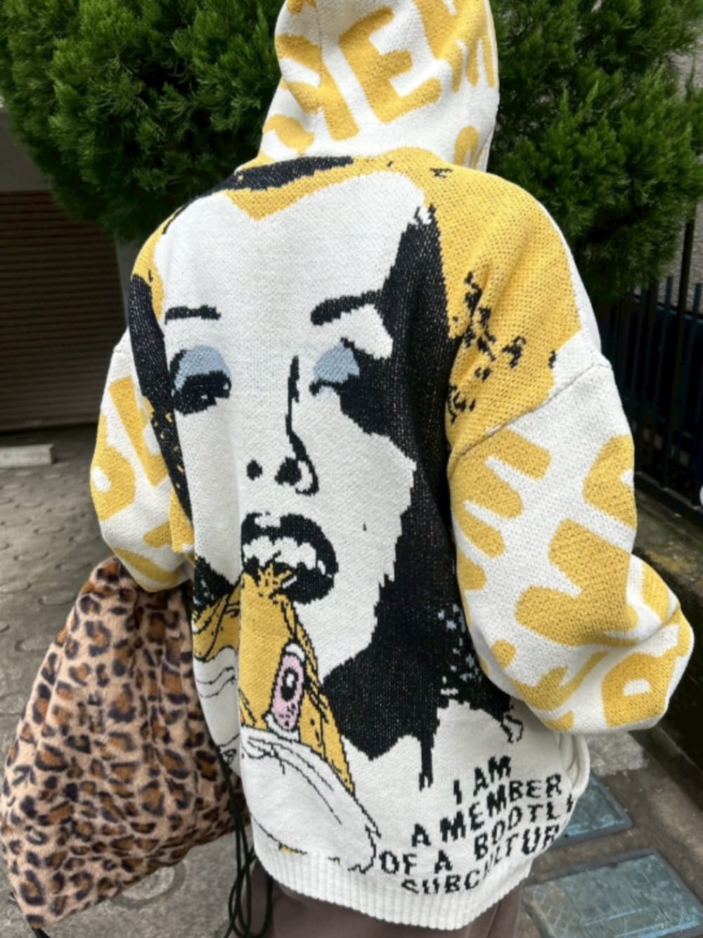 ブラウン系のスカート、ホワイト系のスウェットを着用したレディースの秋コーディネートの3枚目の写真