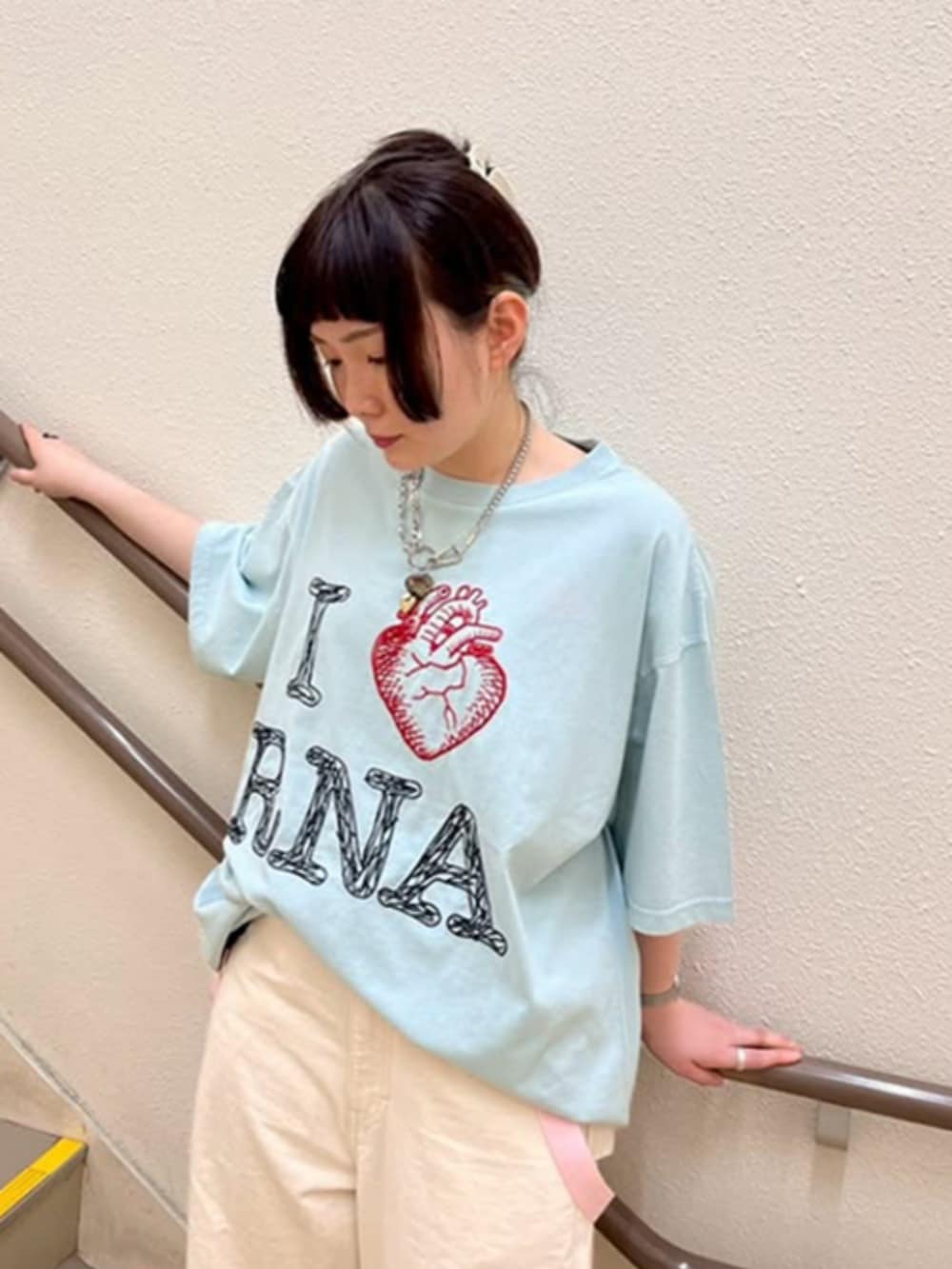 「パンツスタイル、RNA MEDIA、RNA、スタッフコーデ、夏コーデ、25AW秋の新作、スポーツミックス、メンズライク、ストリート、古着MIX、Tシャツ、夏服、パンツコーデ、夏ファッション」｜「RNAのM2504 I LOVE RNA BIG T（Tシャツ/カットソー、ブルー系）」を使った、RNA MEDIA ZOZOTOWN STAFFさん（レディース・158cm）の夏コーディネートの2枚目の写真