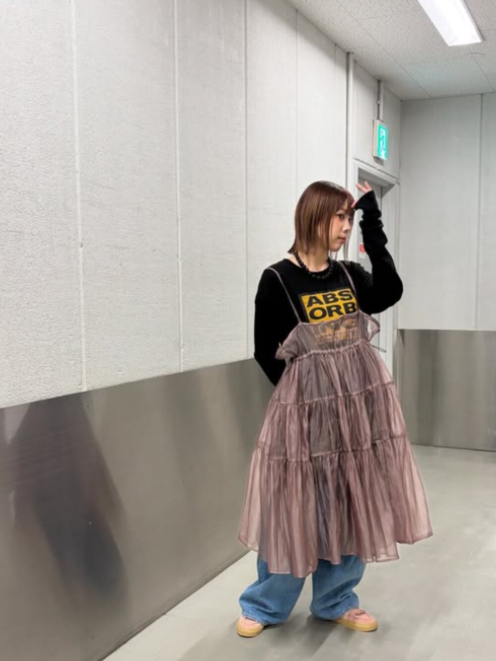 「RNA MEDIA、RNA、スポーツミックス、メンズライク、ストリート、古着MIX、パンツコーデ、パンツスタイル、デニムパンツ、レイヤードスタイル、Tシャツ、スタッフコーデ、デニムコーデ、ワンピース」｜「RNAのM2388 スクエアロゴロングロンＴ（Tシャツ/カットソー、ブラック系）」を使った、RNA MEDIA ZOZOTOWN STAFFさん（レディース・160cm）の春コーディネートの2枚目の写真