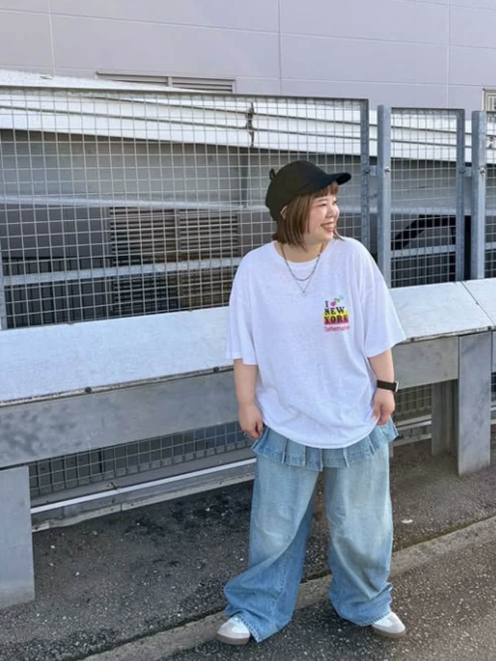 「RNA MEDIA、RNA、スタッフコーデ、夏コーデ、パンツスタイル、スポーツミックス、メンズライク、ストリート、古着MIX、レイヤードスタイル、Tシャツ、デニム、夏、デニムコーデ、Tシャツコーデ」｜「RNAのG1084 プリーツラップミニスカート（デニムスカート、ブルー系）」を使った、RNA MEDIA ZOZOTOWN STAFFさん（レディース・152cm）の夏コーディネートの2枚目の写真
