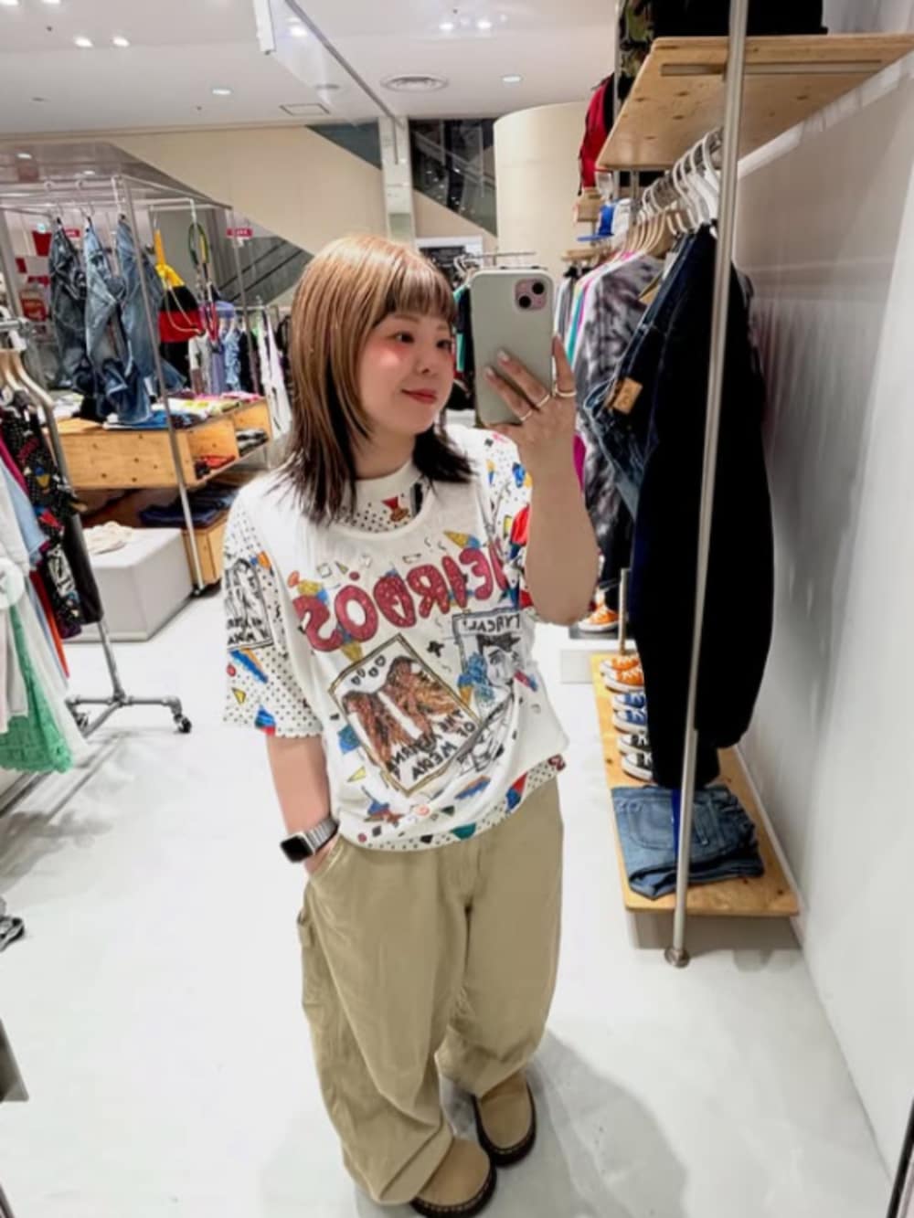 ベージュ系のチノパンツ、ホワイト系のTシャツ/カットソーを着用したレディースの夏コーディネートの2枚目の写真