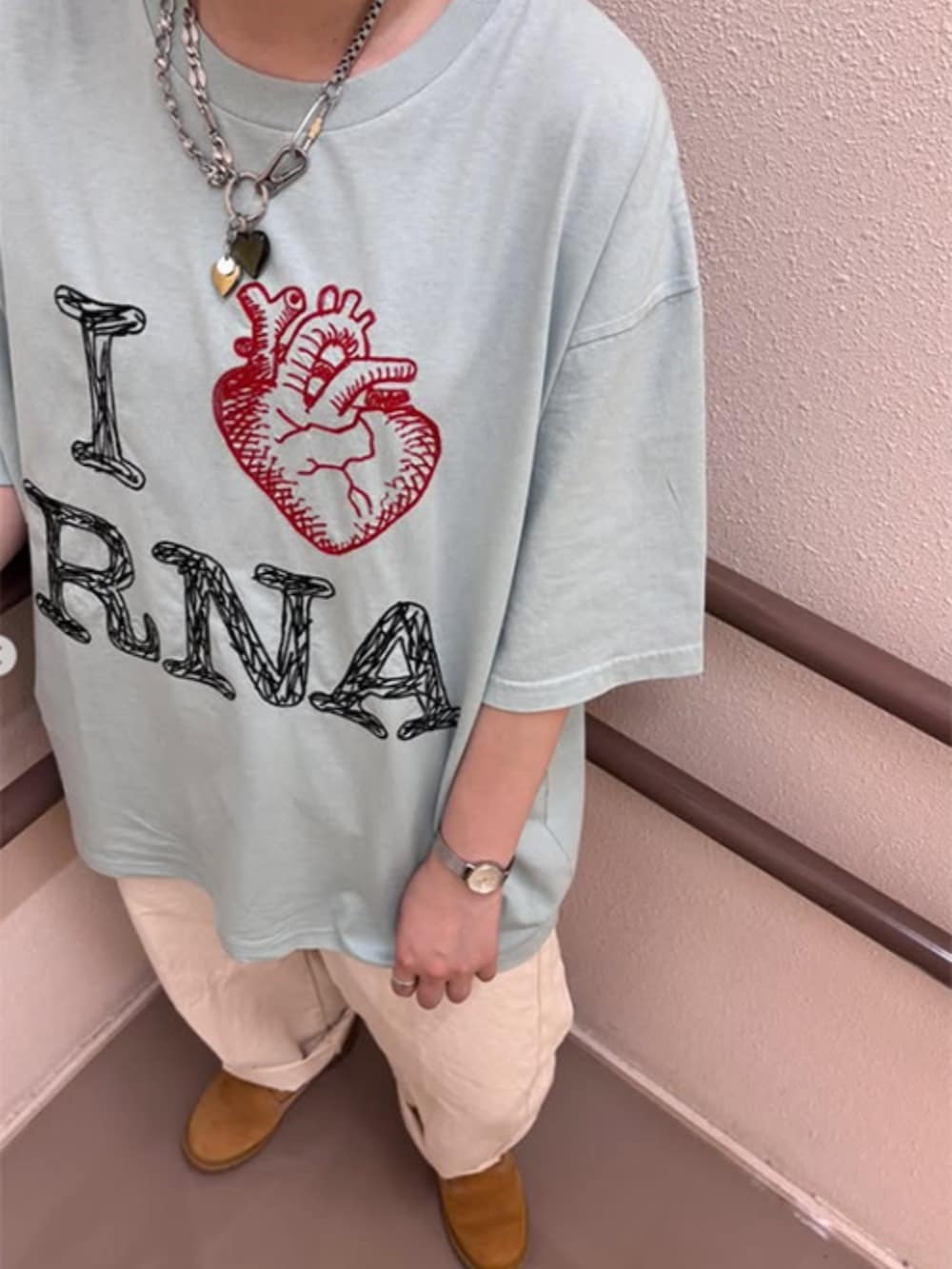 「パンツスタイル、RNA MEDIA、RNA、スタッフコーデ、夏コーデ、25AW秋の新作、スポーツミックス、メンズライク、ストリート、古着MIX、Tシャツ、夏服、パンツコーデ、夏ファッション」｜「RNAのM2504 I LOVE RNA BIG T（Tシャツ/カットソー、ブルー系）」を使った、RNA MEDIA ZOZOTOWN STAFFさん（レディース・158cm）の夏コーディネートの3枚目の写真