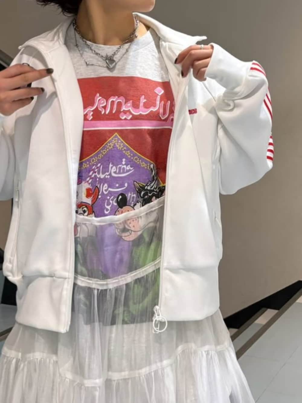「RNA MEDIA、RNA、スタッフコーデ、カジュアル、スポーツミックス、メンズライク、ストリート、古着MIX、大人カジュアル、大人コーデ、デニムパンツ、パンツコーデ、パンツスタイル、スカートコーデ、休日スタイル」｜「RNAのJ2063 ミニトラックジャケット（ジャージ、ホワイト系）」を使った、RNA MEDIA ZOZOTOWN STAFFさん（レディース・158cm）の春コーディネートの2枚目の写真