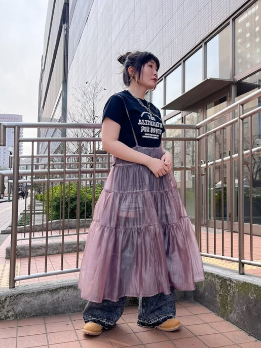 「RNA MEDIA、RNA、スタッフコーデ、スポーツミックス、メンズライク、ストリート、古着MIX、パンツスタイル、パンツコーデ、デニム、レイヤードスタイル、ワンピース、デニムパンツ、Tシャツ」｜「RNAのD1667 シアーハーフキャミワンピ（ワンピース、グレー系）」を使った、RNA MEDIA ZOZOTOWN STAFFさん（レディース・153cm）の春コーディネートの2枚目の写真