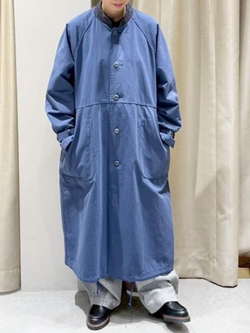 ホワイト系のデニムパンツ、ブラック系のシャツ/ブラウス、ブルー系のチェスターコートを着用したレディースの秋コーディネートの2枚目の写真