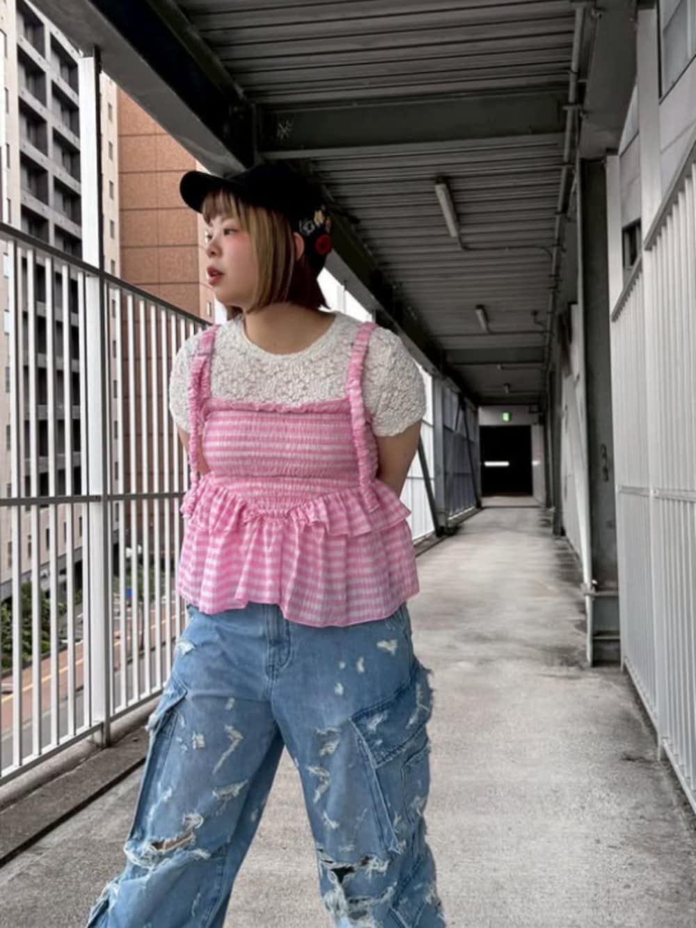 「パンツスタイル、RNA MEDIA、RNA、スタッフコーデ、春コーデ、夏コーデ、25SS夏の新作、25SS春の新作、スポーツミックス、メンズライク、ストリート、古着MIX、カジュアル、レイヤードスタイル、休日スタイル」｜「RNAのR4349 デザインカーゴポケットパンツ（カーゴパンツ、ブルー系）」を使った、RNA MEDIA ZOZOTOWN STAFFさん（レディース・153cm）の夏コーディネートの2枚目の写真