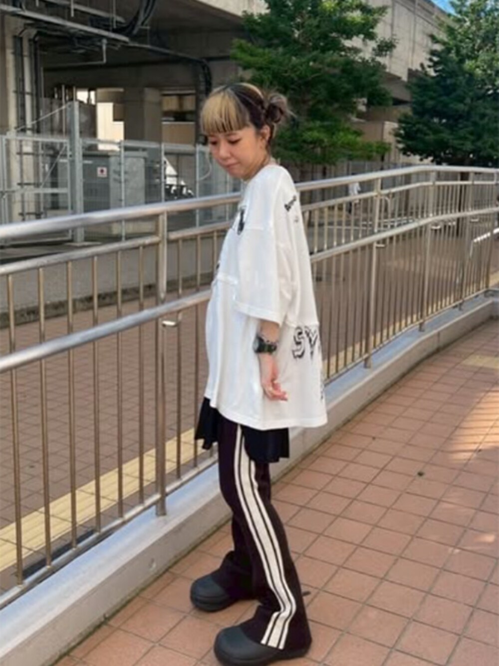 ブラウン系のその他パンツ、ホワイト系のTシャツ/カットソー、シルバー系のネックレスを着用したレディースの夏コーディネートの3枚目の写真