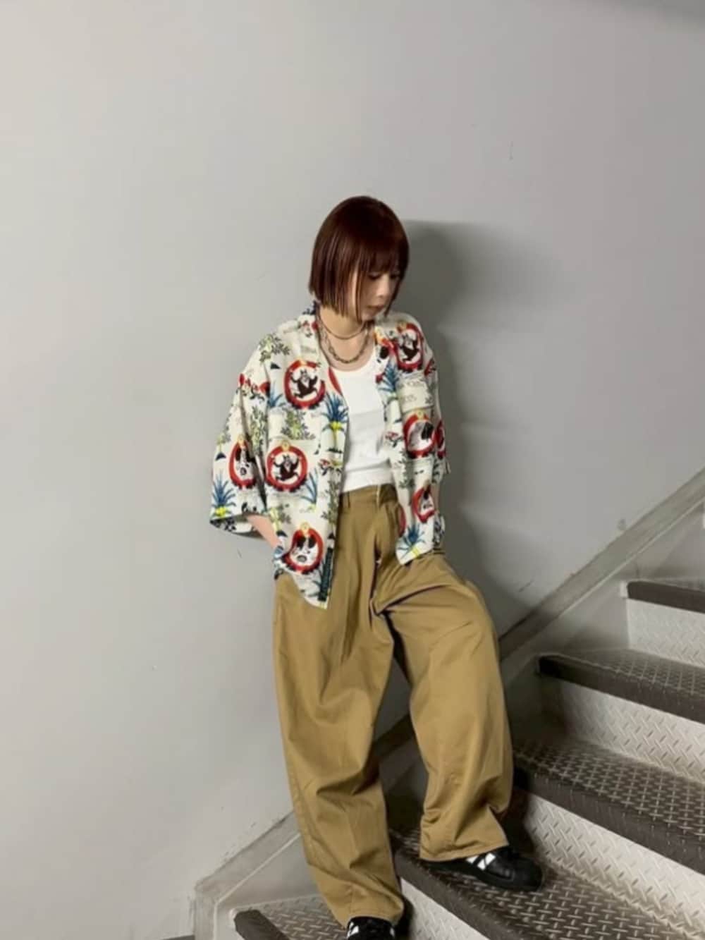 「RNA MEDIA、RNA、スタッフコーデ、25SS春の新作、カジュアル、パンツコーデ、ストリート、メンズライク、スポーツミックス、古着MIX、春コーデ、休日スタイル、夏コーデ、25SS夏の新作、リラックススタイル」｜「RNAのB2900 ツリープリントシャツ（シャツ/ブラウス、ホワイト系）」を使った、RNA MEDIA ZOZOTOWN STAFFさん（レディース・160cm）の春コーディネートの2枚目の写真