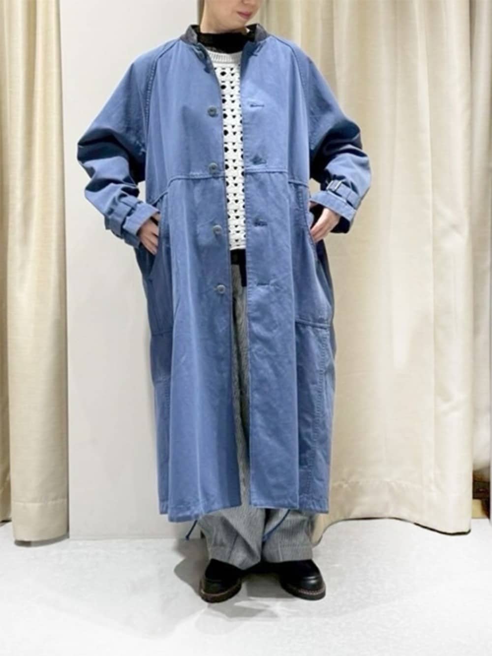 ホワイト系のデニムパンツ、ブラック系のシャツ/ブラウス、ブルー系のチェスターコートを着用したレディースの秋コーディネートの3枚目の写真