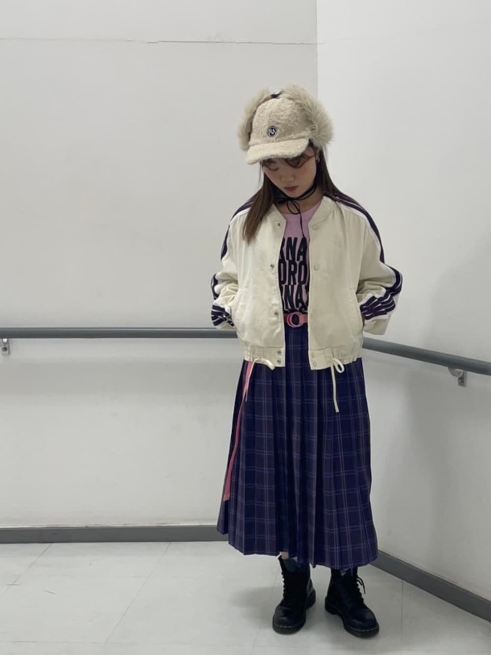 パープル系のスカート、ホワイト系のノーカラージャケット、ピンク系のTシャツ/カットソーを着用したレディースの冬コーディネートの2枚目の写真