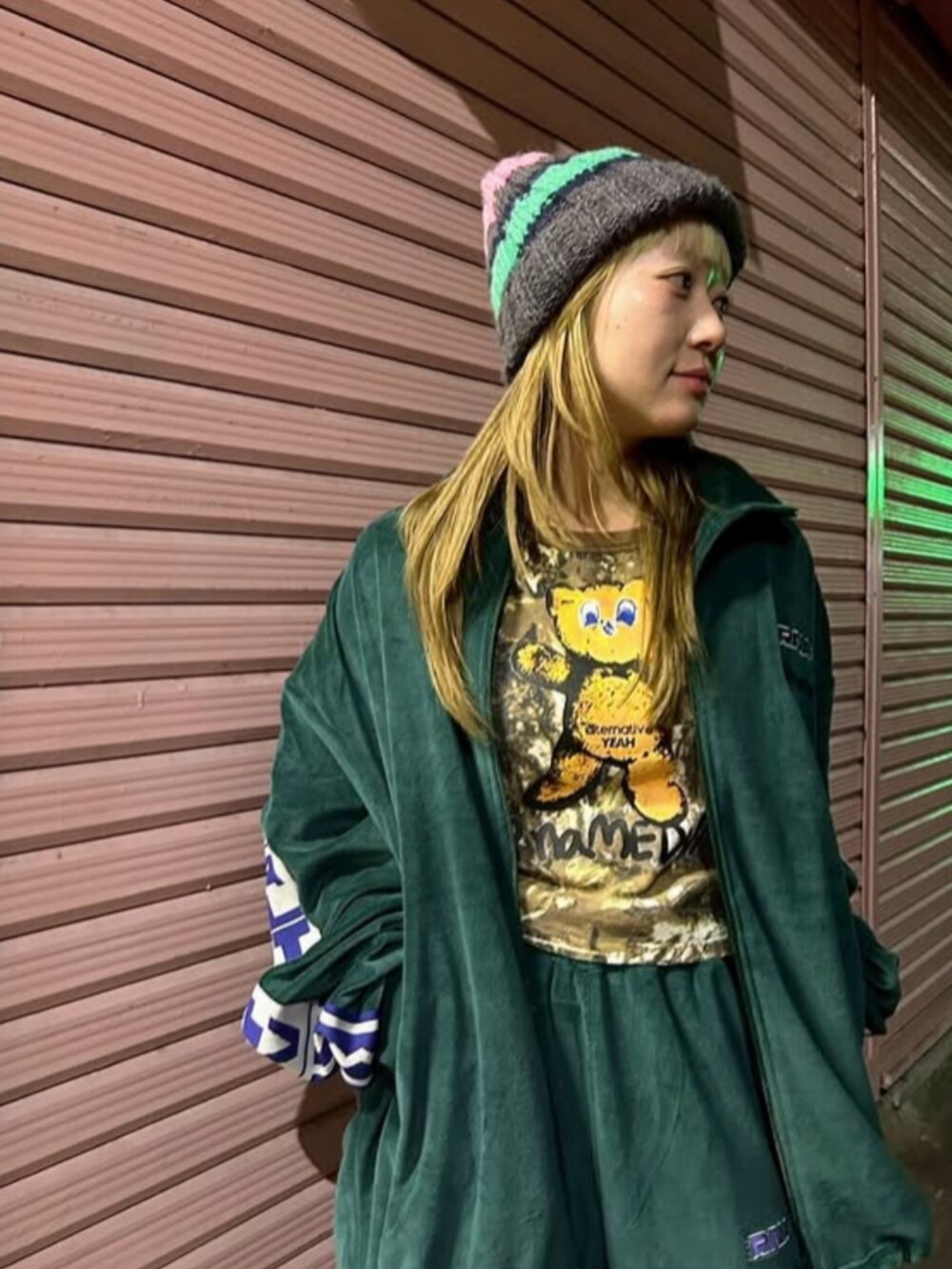 グリーン系のその他アウター、グリーン系のその他パンツを着用したレディースの秋コーディネートの2枚目の写真