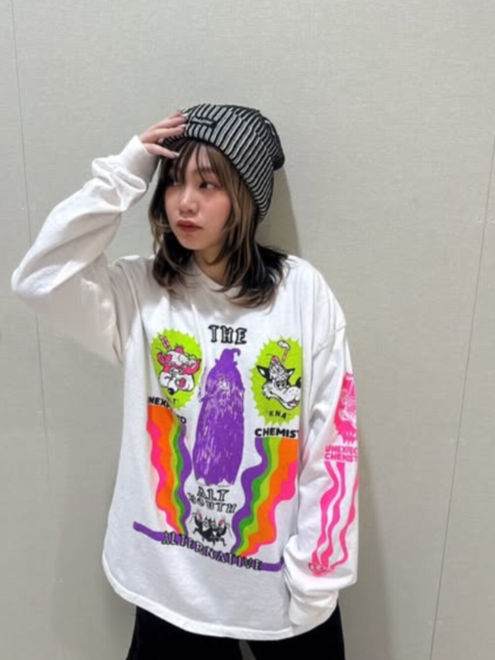 「RNA MEDIA、RNA、スタッフコーデ、25SS春の新作、カジュアル、パンツスタイル、パンツコーデ、メンズライク、古着MIX、ストリート、スポーツミックス、春コーデ、レイヤードスタイル、カットソー、Tシャツ」｜「RNAのM2400 ブランケットステッチジャケット（スタジャン、ベージュ系）」を使った、RNA MEDIA ZOZOTOWN STAFFさん（レディース・153cm）の冬コーディネートの2枚目の写真